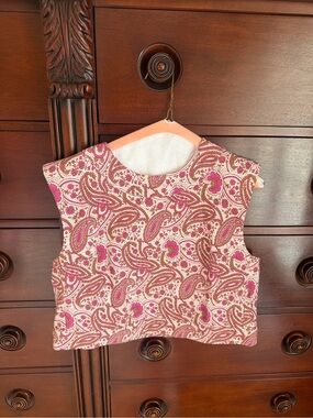 Sleeveless Paisley Crop Top in Pink